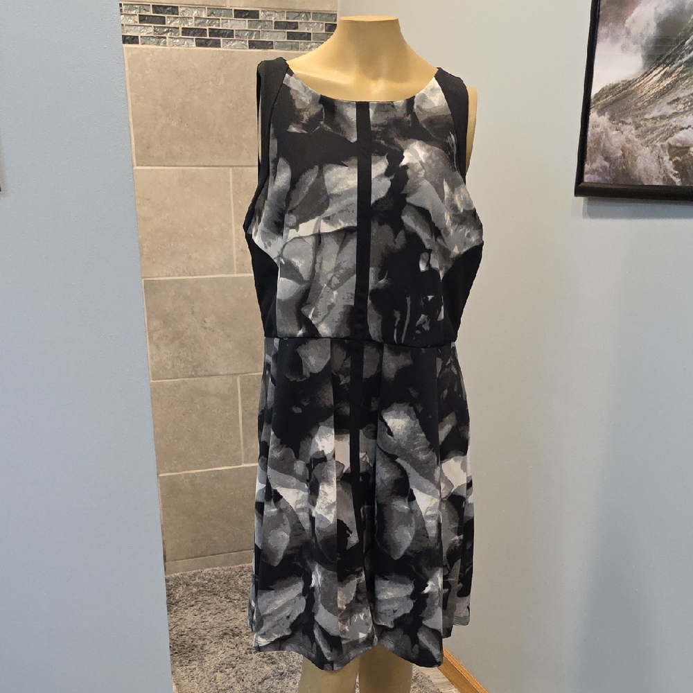 Mossimo Supply Co. Black & Gray Abstract Midi Dress! NWT!
